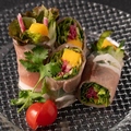 料理メニュー写真&nbsp;13.生ハム＆マンゴー生春巻き