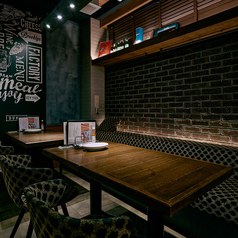 片面ベンチシートタイプのテーブル席です。アンティーク調のテーブルや壁、装飾品までこだわったおしゃれ空間！