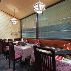 友人同士のランチやディナー、家族での利用にも最適な4人掛けテーブル席。ネパールやインドの風を感じる料理を囲んで、笑顔が弾む楽しい時間が過ごせます。