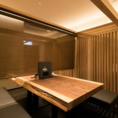木の温もりを感じる10席のカウンター席、2～10名様で利用できるテーブル席、プライベート感を大切にした5～16名様向けの完全個室をご用意。お一人様からご宴会まで、さまざまなシーンに対応する空間です。