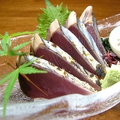 料理メニュー写真 カツオ刺身/カツオたたき/やみつき鰹(ごま油で甘酢生姜)　各種