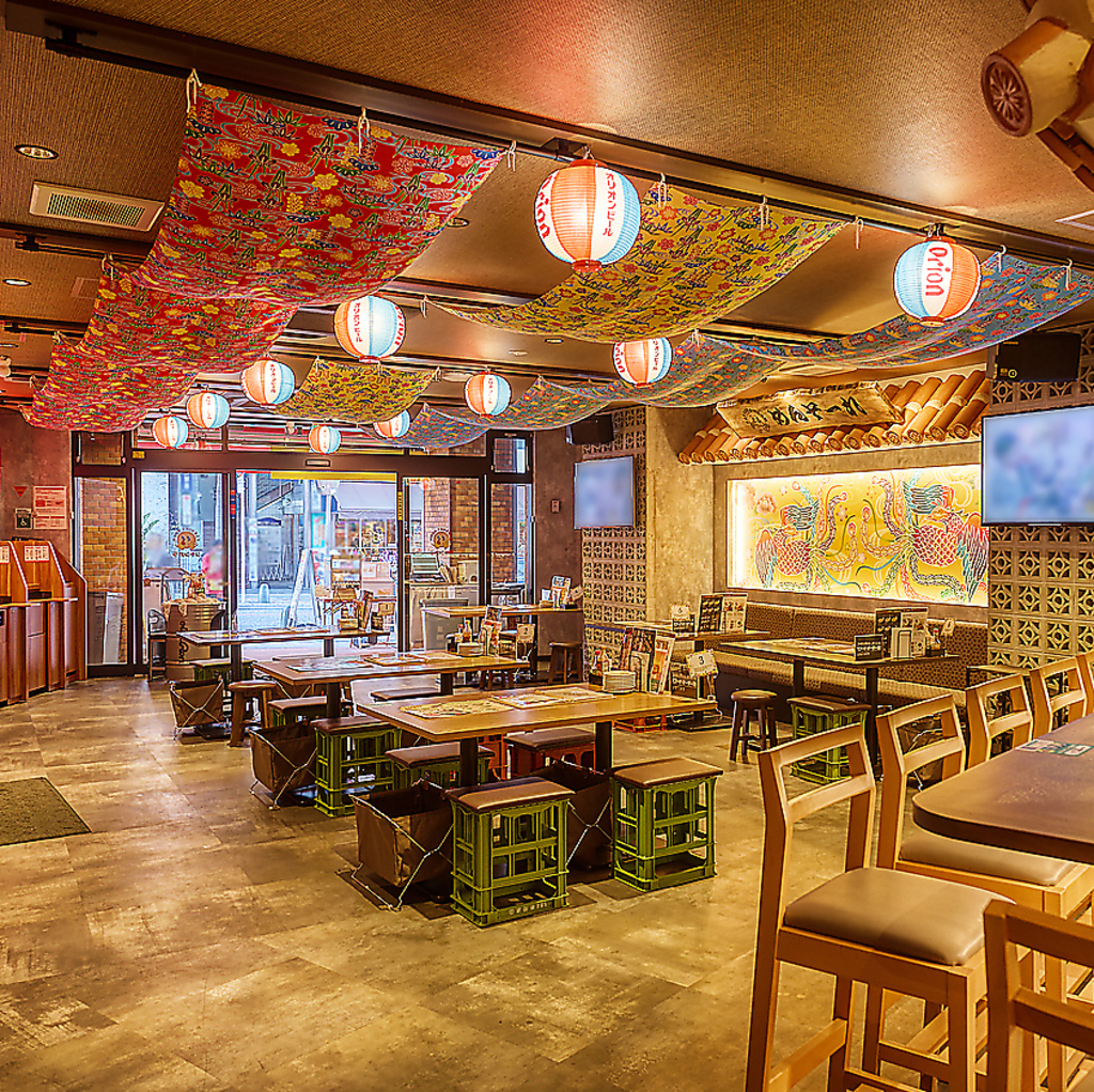 琉球感満載！オープンスペースでカラオケを楽しみながら、沖縄料理やお酒も堪能できるエンタメ居酒屋