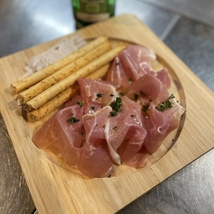 【日替わりメニュー】生ハムとグリッシーニの盛り合わせ