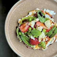 イチゴとスナップエンドウのサラダ