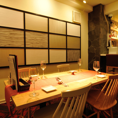 個室は独創的な枠組みで囲まれています。カーテンで中を見られずにお過ごしいただく事も可能です。