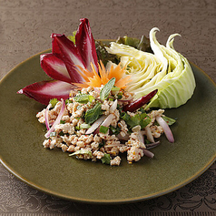 ラープガイ　鶏挽き肉のスパイス＆ハーブ・アンディーブを添えて