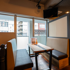 店内には落ち着いテーブル席を多数ご用意しております。ゆったり寛げるソファー席は気軽にご利用いただけるアットホームな温もり空間です♪デートにはもちろん、女子会やお仕事帰りの飲み会、二次会など様々なシーンにご利用ください！ご利用シーン毎にお選びいただけるコースは全て飲み放題付き◎2名様よりご利用可能です