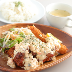 ジューシーな絶品チキン南蛮プレートを堪能!