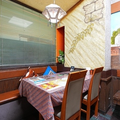 少人数の飲み会や同窓会にも対応できるゆったりスペース。ムナルならではのエスニック料理をみんなで楽しめます。