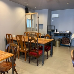 当店には、6人掛けの大きなテーブル席をご用意しております。広々としたスペースは、楽しい女子会にぴったりです。特製パンケーキを囲みながら、笑い声が絶えない素敵な時間をお過ごしください。心地よい雰囲気の中で、特別なひとときをお楽しみいただけます。