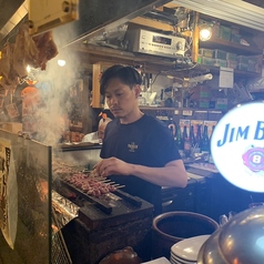 カウンターから見える焼き師の手捌きは必見！【本厚木/飲み放題/居酒屋/焼き鳥/食べ放題/宴会】