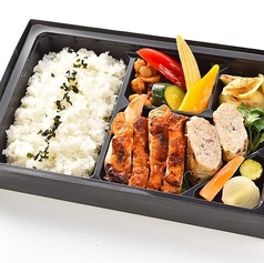 プレミアムタンドリーチキン&自家製ソーセージ弁当