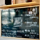 【唯一無二のコーヒー体験】世界でただ一台のオリジナル焙煎機が生み出すコーヒーの味わいは、驚くほどの爽やかな果実感に満ちています。その芳醇な香りとともに一口ごとに広がる新鮮な風味が、まるで果実をかじるかのような感覚をもたらします。焙煎技術の真髄を感じられる一杯で心に残るひとときをお楽しみいただけます。