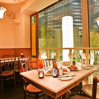 シンガポールを感じる空間の店内です。