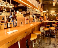カウンター席はチョイ飲みにも。12席ご用意。