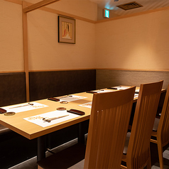 シンプルで洗練されたデザインのテーブルと椅子が、料理の美しさを引き立てます。活蟹料理の香りと味わいを、落ち着いた雰囲気の中でじっくりと楽しむことができる贅沢なお席です。