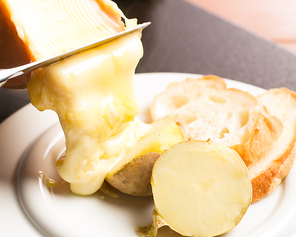 ハイジのチーズで有名な ラクレットとろーり溶けたチーズを御賞味ください。