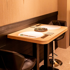 【ホッと落ち着く和空間】すっきりと洗練された、居心地の良い和モダン空間。存在感を放つ欅の一枚板を活かしたテーブルをご用意しております。