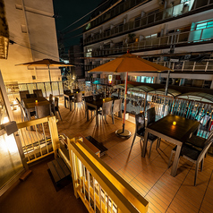 開放感を味わえるテラス席は、外の空気を感じながらゆったり過ごせる特別な空間です。暖かい季節はもちろん、夜風が心地よい時間帯は食事やドリンクがさらに美味しく感じられます。木の質感と柔らかな灯りが合わさり、外でも落ち着いた雰囲気で過ごせるのが魅力。