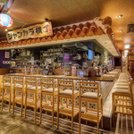 お一人様も歓迎！ライブ感あるオープンキッチン前の特等席で、調理の様子を眺めながらゆったり一杯◎