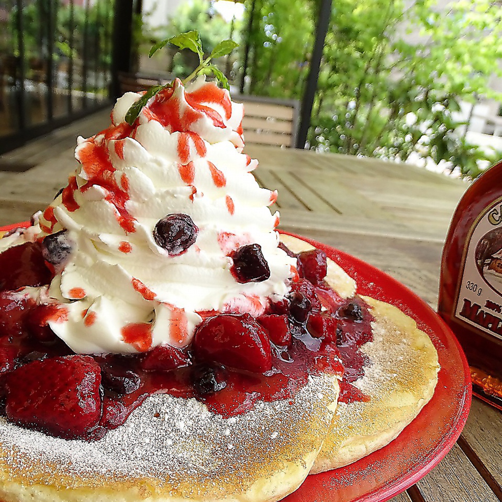 BIGサイズのアメリカンスイーツパンケーキ♪フルーツやクリームた～っぷり☆