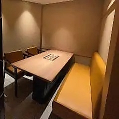 《禁煙》テーブル席:2~4名様】片側ソファーの寛ぎ空間は家族利用にもおすすめ◎カウンター席から仕切りを挟んで隣に位置する片側ソファーのテーブル席。三方を壁に囲まれた個室のような空間は、人目を気にせずに寛げる居心地の良い空間となっています。こちらは禁煙のお席となります。お子様連れでの食事におすすめです。