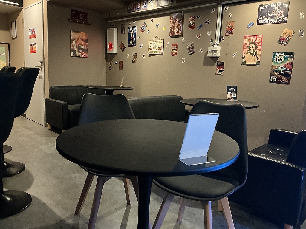 内装雰囲気　地下店舗の強みを生かし限られたスペースだからこそ為せる一体感！！　皆んな仲良し^_^