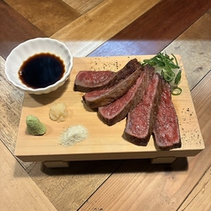 牛赤身レアステーキ