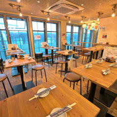 横浜市営地下鉄 桜木町駅より徒歩1分！2階建ての横丁『横浜ドリームランド』の2階フロアにございます。横丁ですが、2階は当店3店舗のみなのでフロアの貸切も可能◎最大110名様までご利用いただけます。会社のご宴会や同窓会、レセプションパーティーなど、野毛での大型宴会をお考えの幹事様、ぜひ下見にいらしてください！