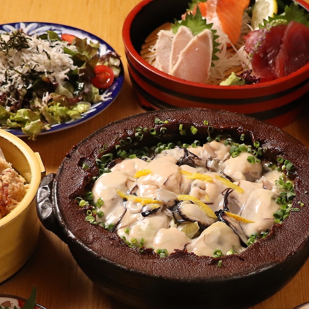 牡蠣好きなら一度は食べていただきたい一品◎牡蠣をこれでもかと乗せた土手味噌鍋です。