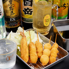サクサク衣が自慢！特製ソースで味わう絶品串カツの写真
