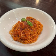 ベーコンとニンニクのトマトパスタ