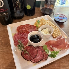 店主厳選!!アンティパスト蔵王チーズと生ハムのプレートの写真