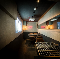 3名様でゆったり使えるテーブル席は、友人同士での食事や少人数での集まりにぴったり！料理をシェアしながら会話が自然と弾む距離感で、過ごしやすい空間です◎ほどよい広さで、リラックスしながら食事を楽しめます♪