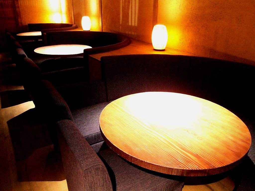 中二階の下には…キャンドル灯るソファ席。女子会、合コン、デートに◎