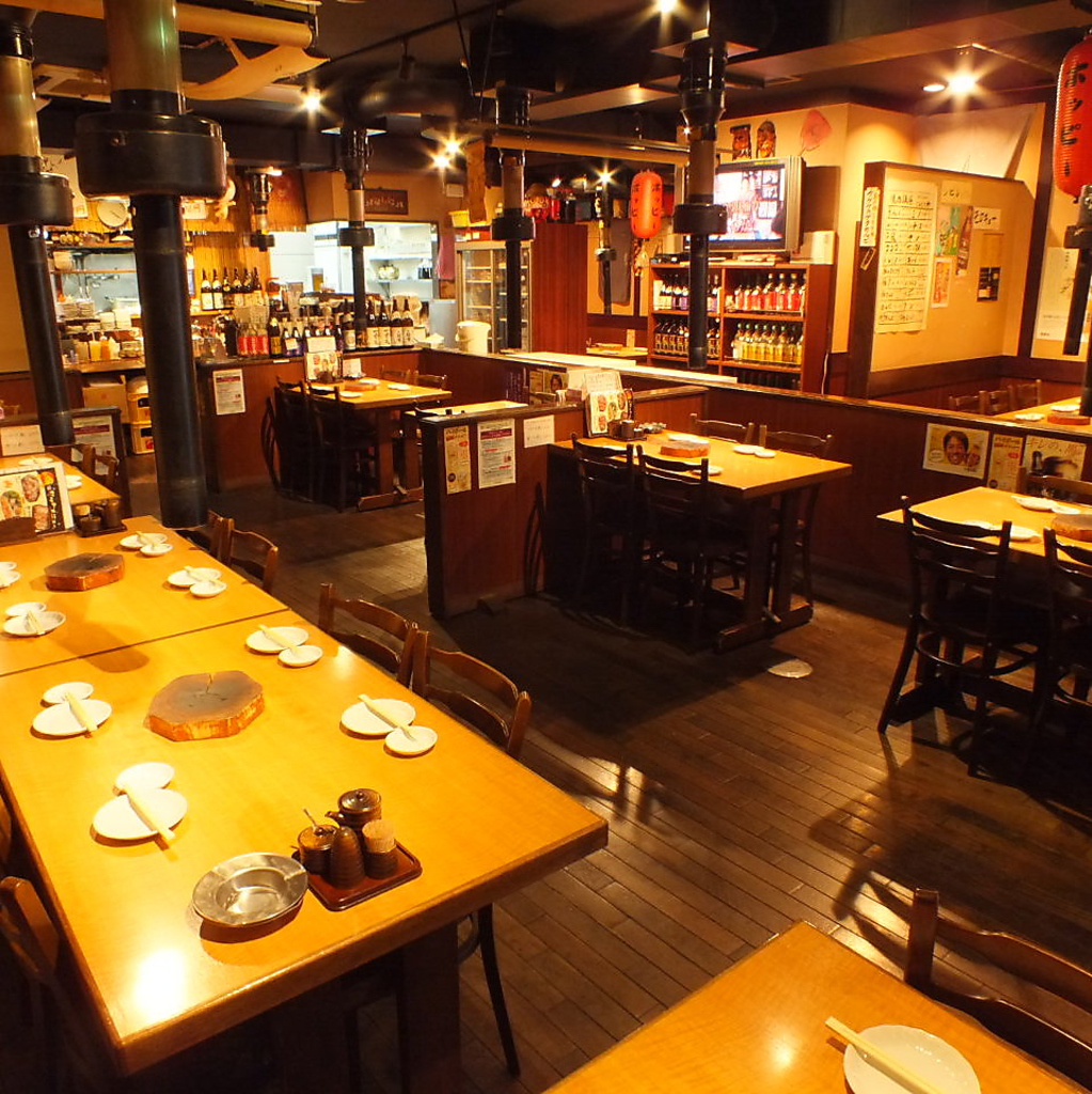 店内はレトロで落ち着く雰囲気と評判。木のぬくもりを感じる空間でお肉をたくさん召し上がれ！