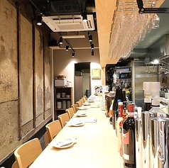 【カウンター席】お料理が出来上がる様子を間近で楽しめます。ライブ感あふれるカウンター席で、五感すべてでイタリアンをご堪能ください！