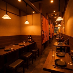 温かみのある照明と木の質感が心地よい店内を貸切可能。プライベートな宴会や接待に最適で、本格和食と地酒をゆったりと堪能できます。
