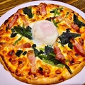 料理メニュー写真&nbsp;半熟玉子 ベーコンとホウレンソウのピザ