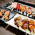 遠赤外線の効果により表面カリっと、中はジューシーに焼き上げた極上の串はお酒のおともにぴったり◎