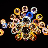 異国情緒漂うアジアンシャンデリアと壁画が彩る内装