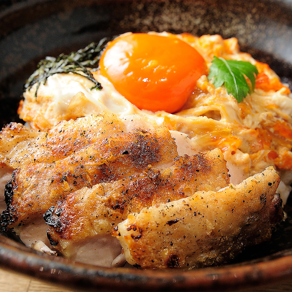 〆に外せない逸品。香ばしく焼き上げた炭焼きもも肉と、濃厚でとろとろの卵が絡み合う極上の親子丼。