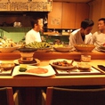 1階のカウンター席では、九州直送の食材が並びます。旬と職人の技を愉しめるカウンターで博多の粋を感じてください。