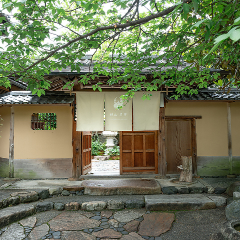 季節の変化を楽しめる日本庭園を眺めながら、旬の懐石料理やランチ御膳を楽しめます