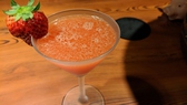 イチゴのカクテルとなります。甘くてとても美味しいです 