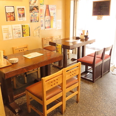 店内入り口側テーブル