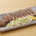 贅沢に仕上げた至高の味わい。炭火で炙り上げたやわらか牛タンを是非ご堪能下さい。他にも多数の炭火焼き料理をご用意しております。