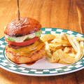 料理メニュー写真&nbsp;The burger comes with French fries
