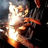 カウンター席や店内からは、地鶏を炎と共に豪快に焼き上げる調理風景をご覧いただけます◎立ち上る炎と香ばしい香りが食欲をそそる、ライブ感満載のパフォーマンスは必見！味だけでなく、目や耳でも料理を楽しめるのが当店の醍醐味です。迫力ある瞬間をぜひ間近で体感してください。