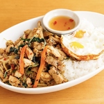 毎日妥協なく追求するタイ伝統の味。熟練のコックが本物のスパイス使いを披露します。